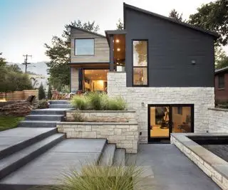 חצר אחורית מודרנית מדורגת עם בריכת מים עמוקים ליד בריכות טבילה