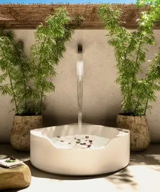 Bagno esterno caratterizzato da materiali naturali