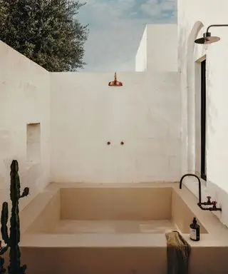 13 idee per il bagno all'aperto per uno spazio elegante e tranquillo