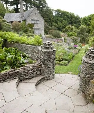 natürliche, lokale harte Landschaftsbaumaterialien, die im Kunst- und Handwerksgarten des Coleton Fishacre National Trust verwendet werden