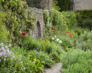 Bepflanzung im langen Beet im Kunst- und Handwerksgarten des National Trust Snowshill Manor