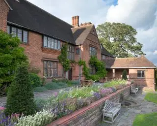 Kunsthandwerk pflanzte Gartenrabatten beim Goddards National Trust