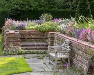 Kunsthandwerkliche Gartengestaltung – 5 Schlüsselelemente für einen Hinterhof