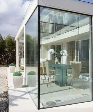 Nápady na záhradnú izbu s malým preskleným nástavcom