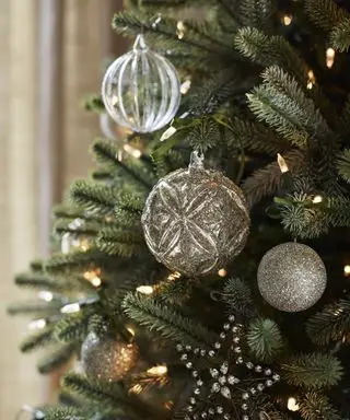 Photo détaillée d'ornements sur un arbre de Noël