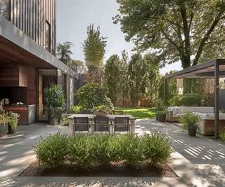 식사 공간과 라운지 공간을 갖춘 뒷마당 디자인