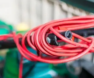 Et nærbilde av en strømledning til en gressklipper