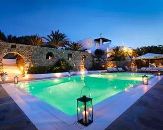 idées d'éclairage de piscine à l'aide de lanternes et de bougies