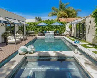 Idées de piscine avec espace de divertissement et salon