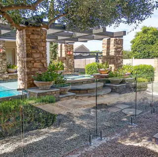 Idées de clôture de piscine – 10 modèles pour la sécurité et le style