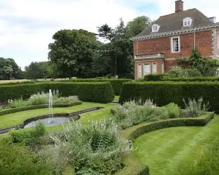einfache Farbpalette, die in einem formellen Garten verwendet wird