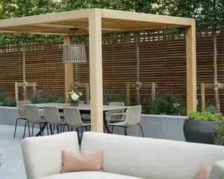 Pergola-Idee zur Schaffung eines Essbereichs in einem modernen Gartendesign von Farlam & Chandler