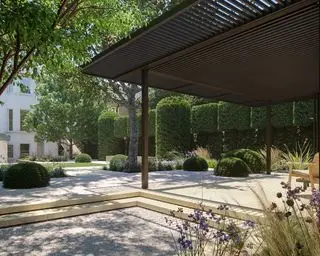 Große Metallpergola, entworfen in einem Londoner Stadthausgarten von Matt Keightley und Rosebank Landscaping