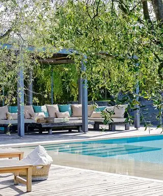 Pergola-Sitzbereich neben einem Pool