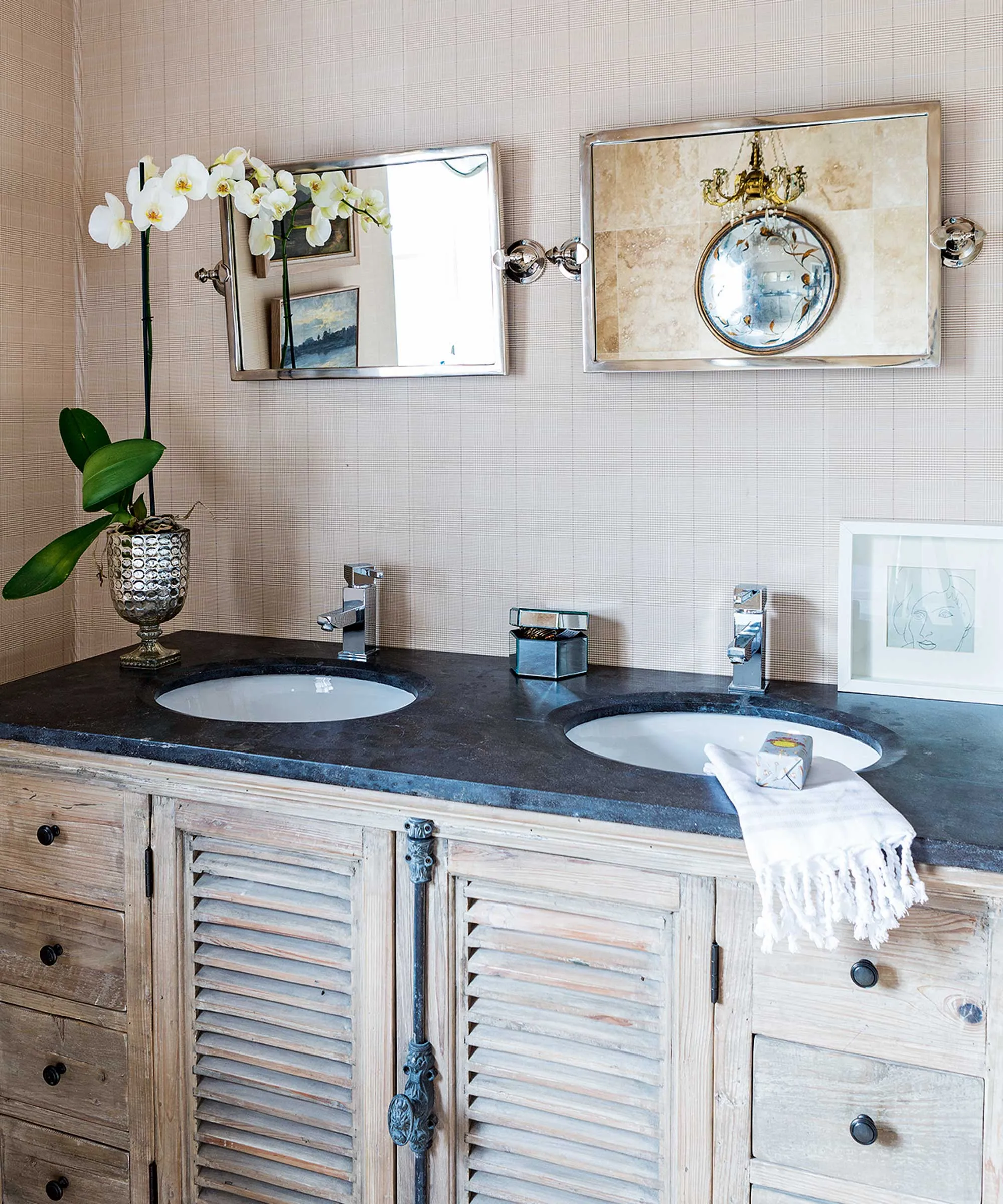 バスルームのダブル シンクの洗面化粧台の鉢に蘭の植物' loading='lazy' title=