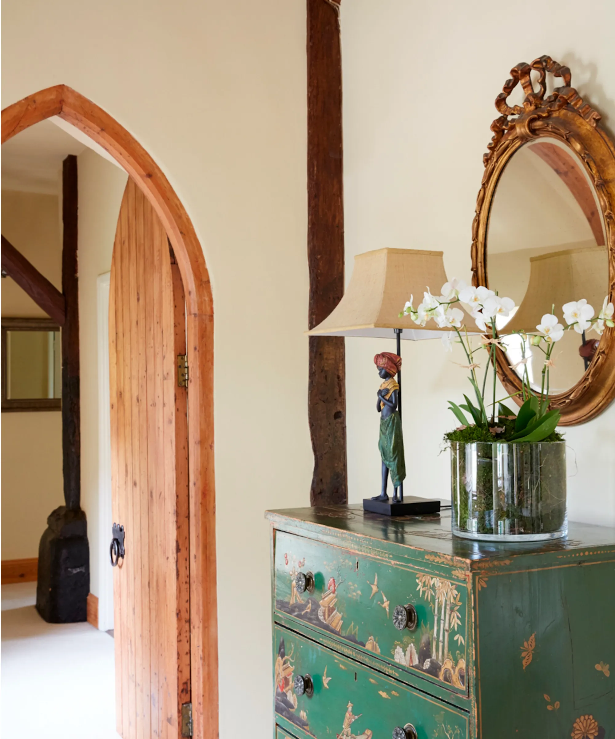 引き出しの上の蘭' loading='lazy' title=