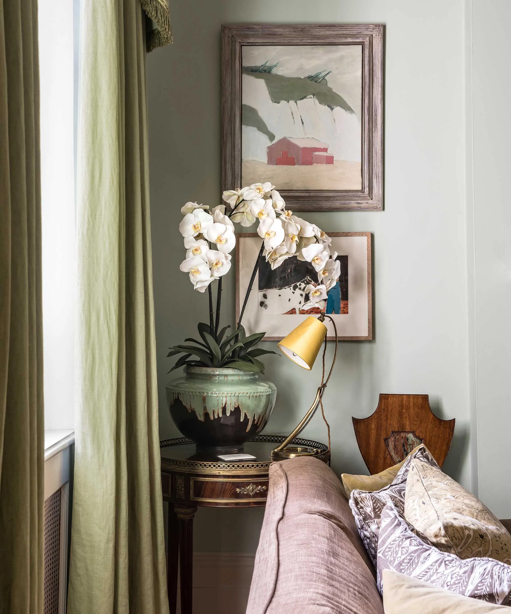 リビング ルームのサイド テーブルの上の白い蘭の鉢植え' loading='lazy' title=