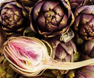 Eine violette, reife Artischocke, halbiert