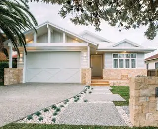 Austrálska predzáhradka so štrkovými panelmi a malými sukulentmi