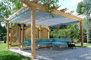 auvent de pergola rétractable à rayures bleues et blanches