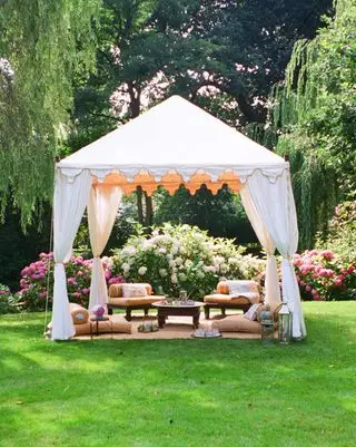 couverture en tissu sur pergola sur pelouse