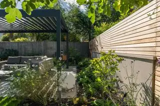 Stores des Caraïbes Stores de pergola noirs dans le jardin