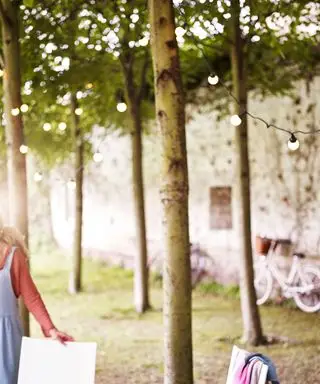 Stringhe di luci solari erano appese tra gli alberi davanti alle biciclette appoggiate a un muro