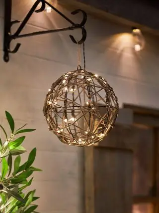 palla solare in rattan appesa