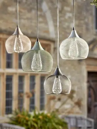 quattro lampade a sospensione a rete solare