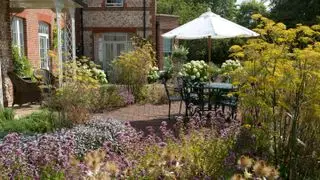 מרפסת רעיונות לגן ים תיכוני עם שתילה ופינת אוכל