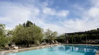 בריכת שחייה עם דק, פרגולה וכסאות נוח באיטליה