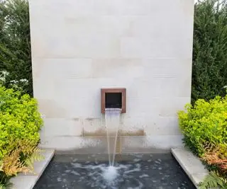 Euphorbia auf beiden Seiten eines Wasserspiels