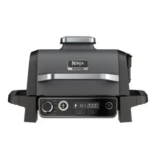Un grill Ninja Woodfire sur fond blanc
