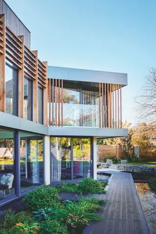 aménagement paysager dans la cour d'une maison moderne pour compléter l'architecture