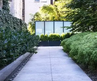 écran décoratif dans une cour urbaine