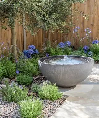 Moderner Steinbeckenteich mit Sprudeleffekt