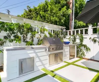 cozinha externa contemporânea e pátio