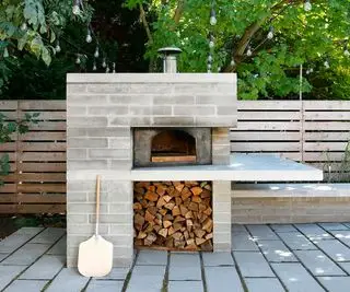 Forno de pizza externo sob medida construído com blocos de concreto