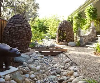 ihrisko s veľkými tkanými štruktúrami vo vedľajšom dvore