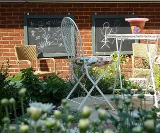 tabule na stene vedľa posedenia na terase