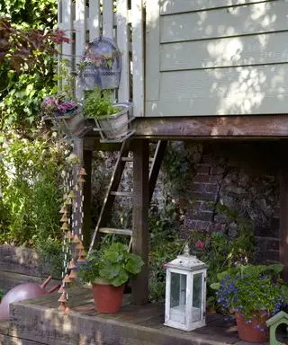 Klanginspirierte Sinnesgartenideen mit einer Windskulptur