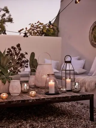 Mały balkon ogrodowy wieczorem z latarniami