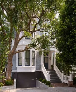 Cour avant avec clôture blanche et garde-corps