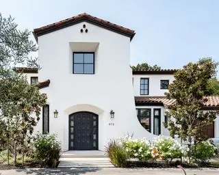 Idées de porche de printemps avec parterres de fleurs