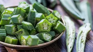 baccelli di gombo affettati in una ciotola