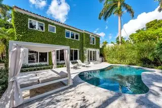 piscine avec cabanons