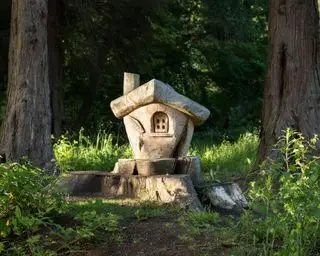 גדם עץ עם בית פיות מעץ מגולף בעץ