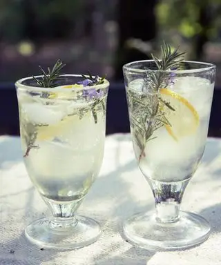 Drikke på bordplaten utenfor