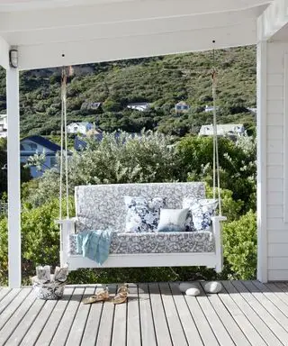 Porche de printemps avec balançoire