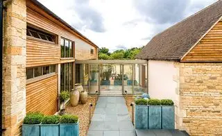 přestavba stodoly spojená s proskleným článkem